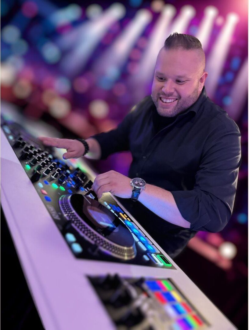 Hochzeits-DJ Alex De La Groove aus Fulda Hessen beim auflegen auf einer Hochzeitsparty Event Top Stimmung