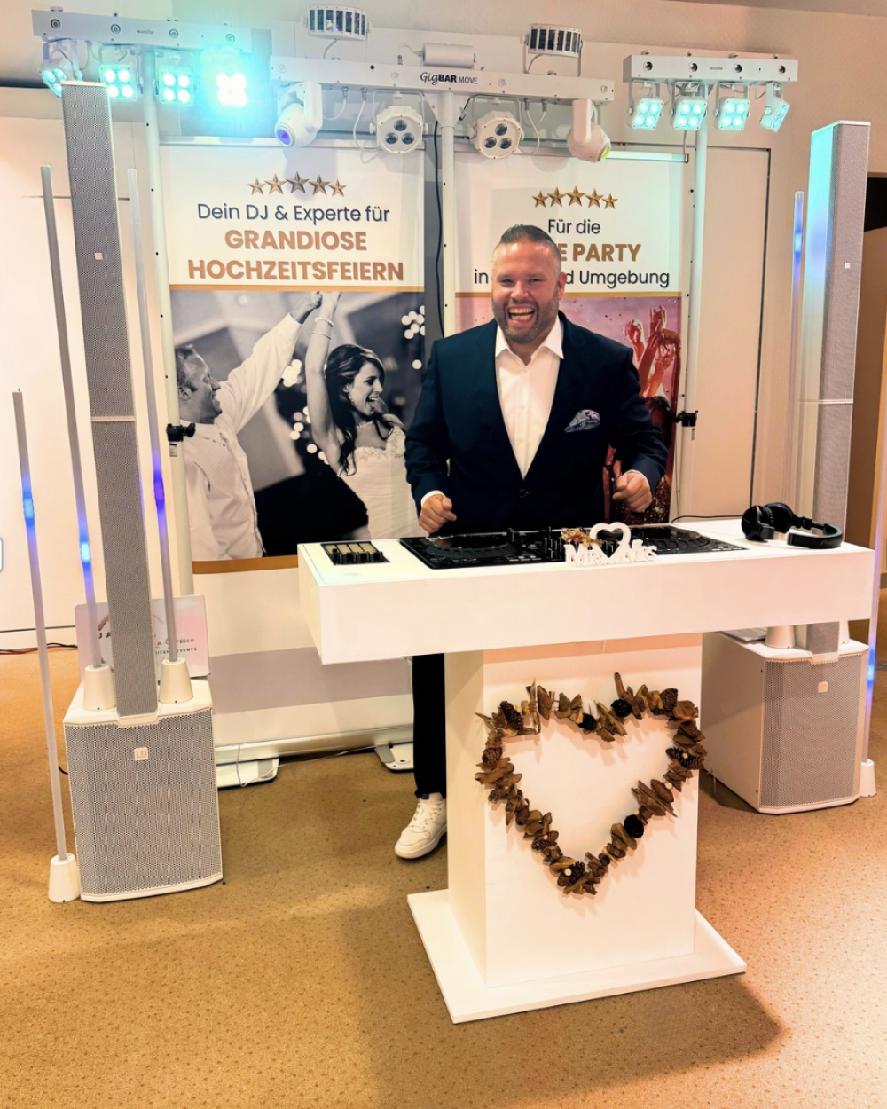 Hochzeits-DJ Alex De La Groove aus Fulda Hessen beim auflegen auf einer Hochzeitsparty mit grandioser Stimmung