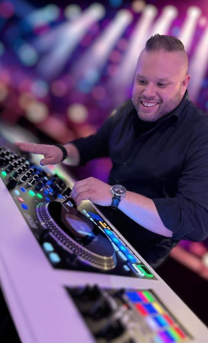 Hochzeits-DJ Alex De La Groove aus Fulda Hessen beim auflegen auf einer Hochzeitsparty Event Top Stimmung